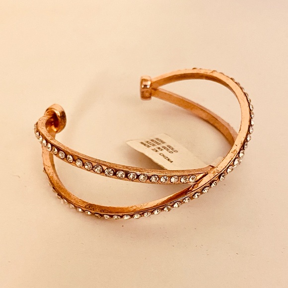 🆕 Rose Gold Criss-Cross Bracelet - Picture 3 of 4